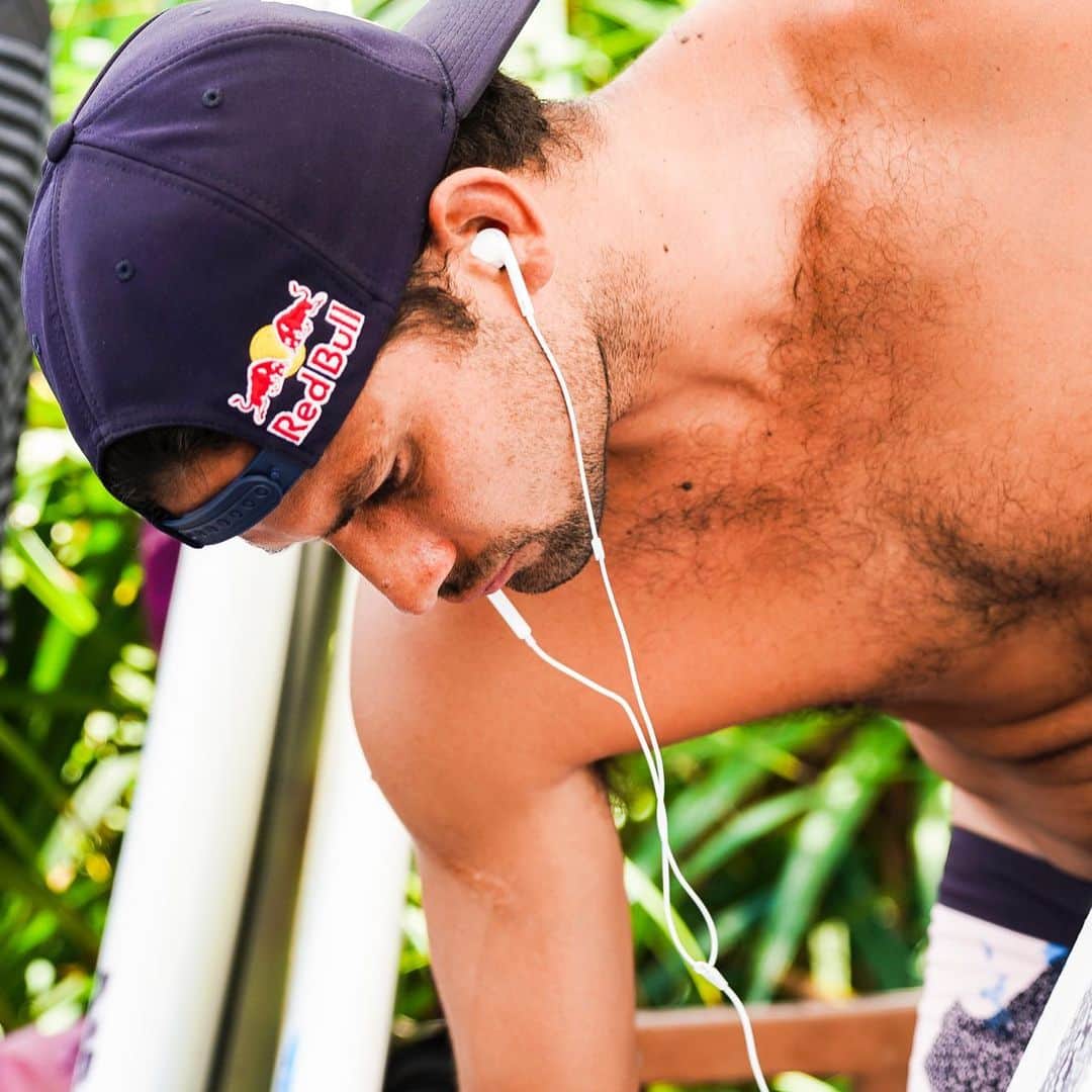 ミシェル・ボレーズのインスタグラム：「Always be prepared . Who knows when the next comp will start . Keep training is the key to not loose the focus on your goals .  @redbullfrance  @wsl」