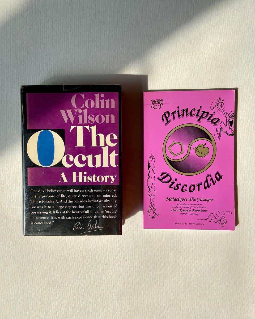 ケンゾーミナミのインスタグラム：「(Book 6 & 7 of 7) Maybe these two.  #colinwilson #theoccult  #principiadiscordia」