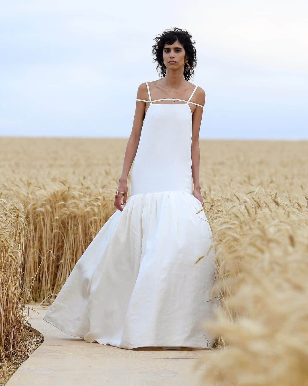 Vogue Italiaさんのインスタグラム写真 - (Vogue ItaliaInstagram)「@Jacquemus hosted a physical show in a field of wheat one hour outside of Paris with a limited number of guests and seats that guaranteed social distance and safety. Called “L’Amour”, the #Jacquemus Spring-Summer 2021 collection brings a sense of good hope for the future. As Creative Director Simone Porte Jacquemus says “it was a magical moment we all need.” From Paris to Milan, and from Milan to Paris, keep following us around this season’s virtual and physical fashion weeks.」7月17日 5時41分 - vogueitalia