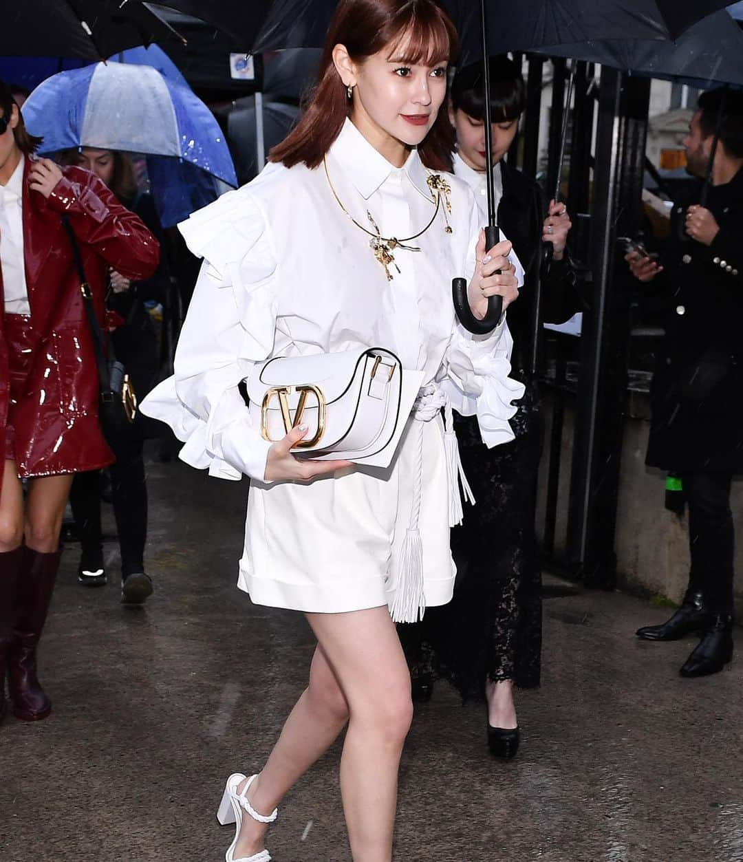 Valentinoさんのインスタグラム写真 - (ValentinoInstagram)「Spotted throughout town: @zoeydeutch, #MeghanMarkle, @kikilayne, #Emma, @caitrionabalfe, @webb and @chen_wenqi_ wore the Valentino Garavani #SuperVee, the new crossbody it-bag featuring the iconic logo of the Maison. Shop the bag, envisioned in a range of colors from vibrant neon pink to gold on black, at Valentino.com」7月17日 5時46分 - maisonvalentino