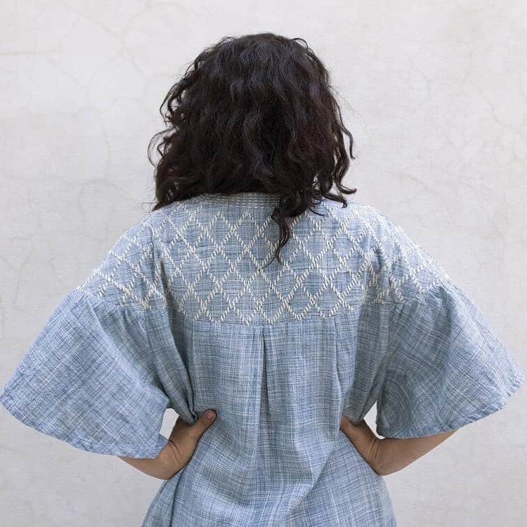 のインスタグラム：「The Cali Dress from @indi.kids is all about the details - the front and back yoke are hand embroidered in a beautiful diamond motif inspired by Japanese Kendo Jackets and the indigo dyed organic fabric takes 120 days to weave from start to finish - and we have to agree it’s worth every second. #stevenalan」