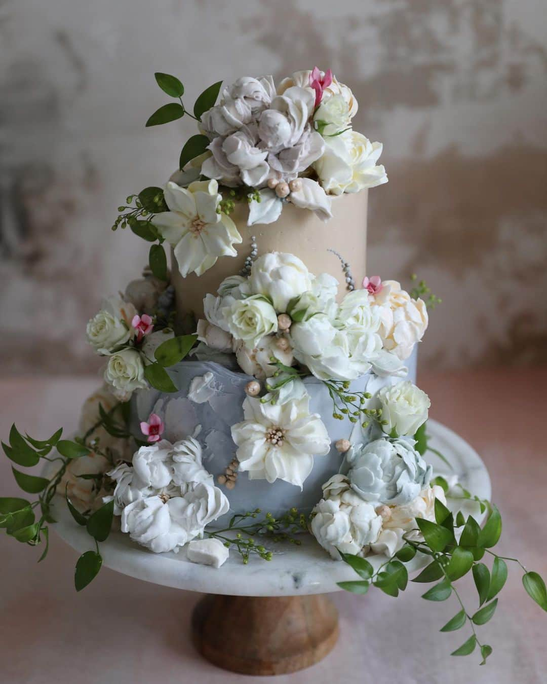 청담 수케이크 (atelier soo)さんのインスタグラム写真 - (청담 수케이크 (atelier soo)Instagram)「ㅡ Wedding Buttercream flower cake ㅡ #flower #cake #flowercake #partycake #birthday #weddingcake #buttercreamcake #buttercream #버터크림플라워케이크 #バタ #フラワー #バタークリーム #バタークリームケーキ #フラワーケーキ #スウィーツ #ケーキクラス  #バターフラワー #バターフラワーケーキ #お祝い #誕生日 ㅡ www.soocake.com vkscl_energy@naver.com」7月17日 6時09分 - soocake_ully