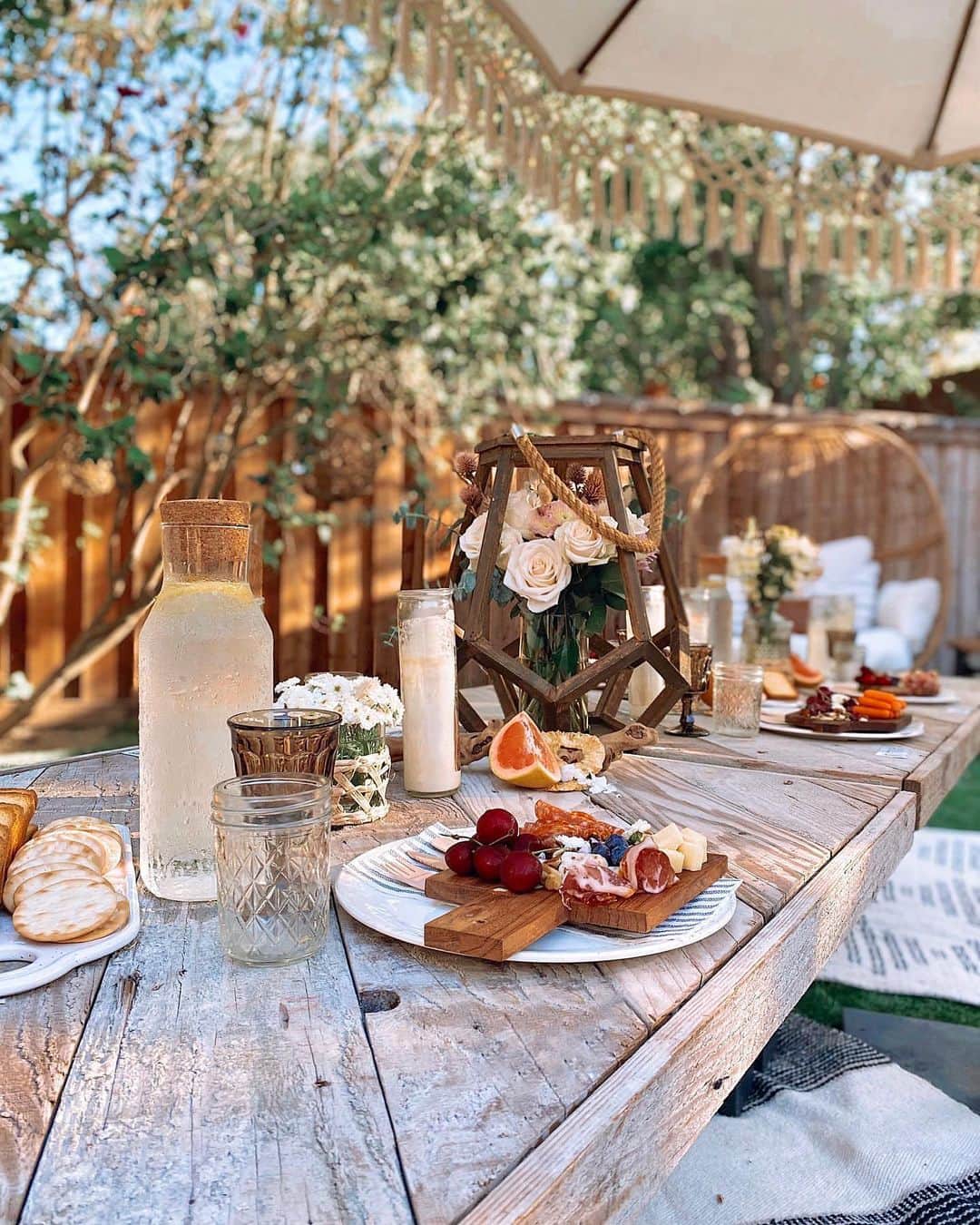 のインスタグラム：「Dinner, but make it al fresco 🍽 (📸: @jazlynn.rose)」