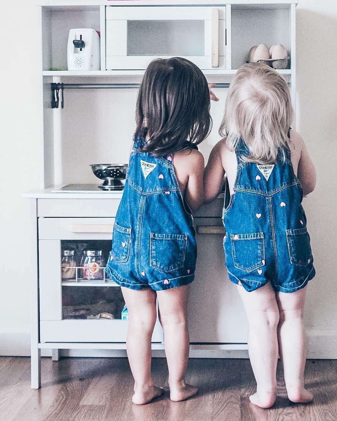 オシュコシュさんのインスタグラム写真 - (オシュコシュInstagram)「These little chefs in training 👩‍🍳 are cooking up some #summer fun in style! 👯🥣💕 #toddlerlife #cookingisfun #oshkoshkids 📷: @heyitsphoebee」7月17日 6時12分 - oshkoshkids