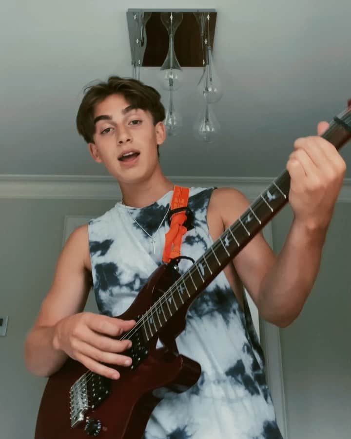 ジョニー・オーランドのインスタグラム：「soo who wants new music ¿¿」