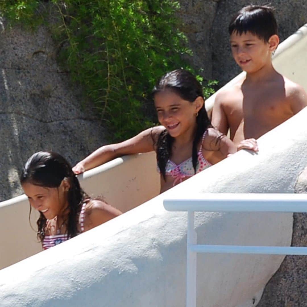 ファチマ・ベルナルデスのインスタグラム：「Sempre amei ver os três brincando juntos e felizes. Que maravilha ter irmãos, né? Saber que sempre terão com quem contar. #TBT」
