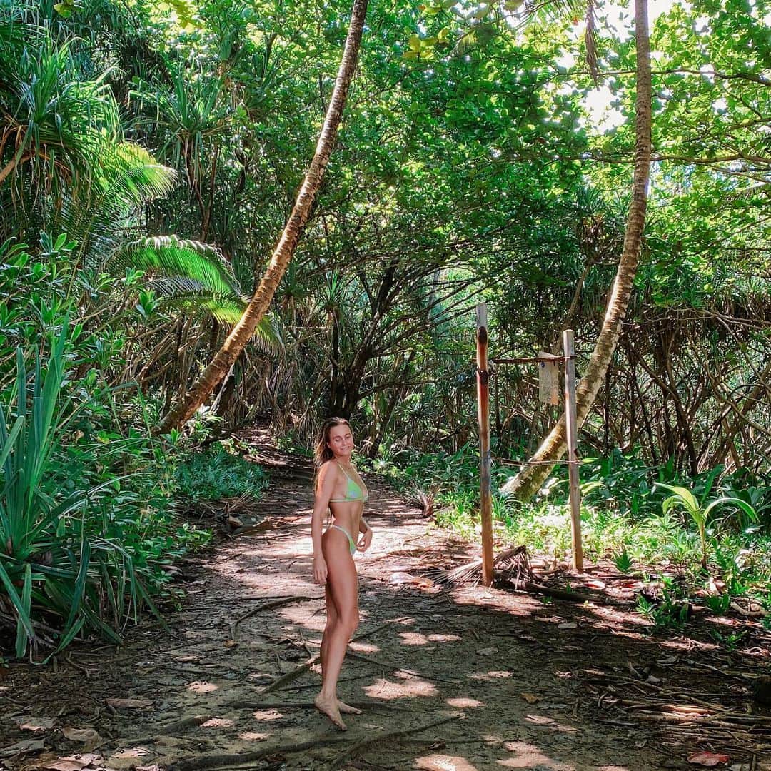 アラナ・ブランチャードのインスタグラム：「Feeling nurtured in Mother Nature🌱」