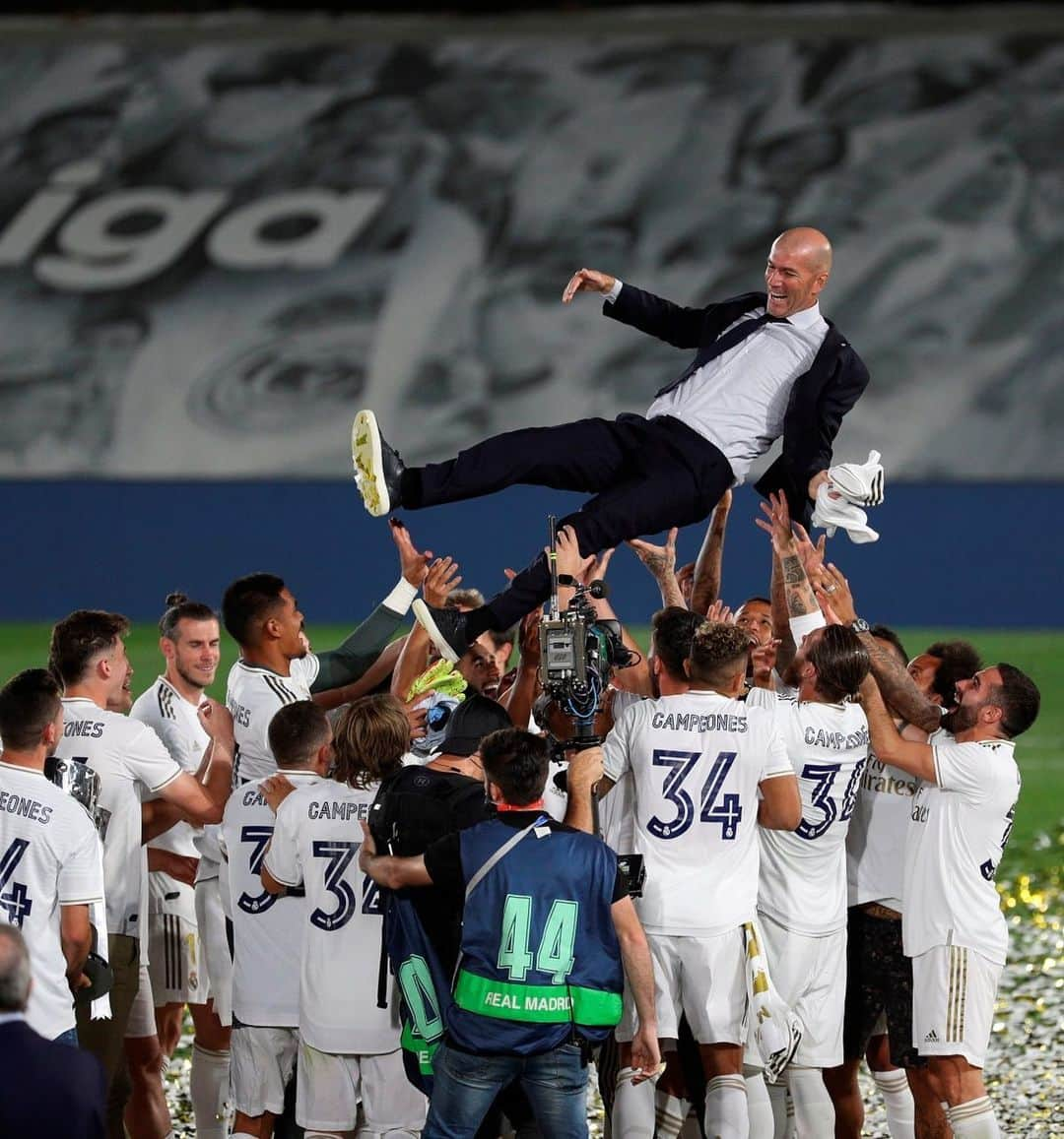 LFPさんのインスタグラム写真 - (LFPInstagram)「🌟 Touching THE SKY! 🏆 • 🌟 ¡Tocando EL CIELO! 🏆 • #LaLiga #LaLigaSantander #Football #Champions #RealMadrid #Zidane」7月17日 6時29分 - laliga