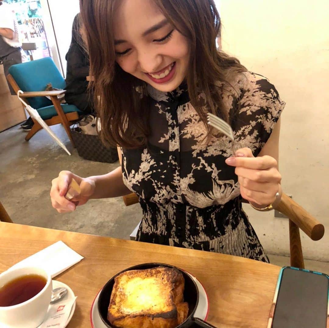 飯窪春菜さんのインスタグラム写真 - (飯窪春菜Instagram)「🍞🍴☕️ ・ ・ える @l_aoba  ゆーじ @yelltower_ishiiyuji  と一緒にフレンチトースト食べに行きました☺️ ・ 「フレンチトースト食べよ！」って誘い文句が随分目的がハッキリしていて面白かったです。 ・ 🍞パンとエスプレッソと🍞 フレンチトーストは、店先で予約するのですが時間まで近くのカフェで過ごしました〜☕️ ガチャガチャを見つけるとついやりたくなってしまうのとコーヒーが好きなのとで、ガチャガチャしました🌸 2人がそれぞれ別アングルで撮ってくれたのでどっちも載せますね😂 ・ ・ ・ #フレンチトースト  #食べ隊  #ガチャガチャ  #動画  #はるなの毎日  #飯窪ってる」7月16日 21時41分 - harunaiikubo_official