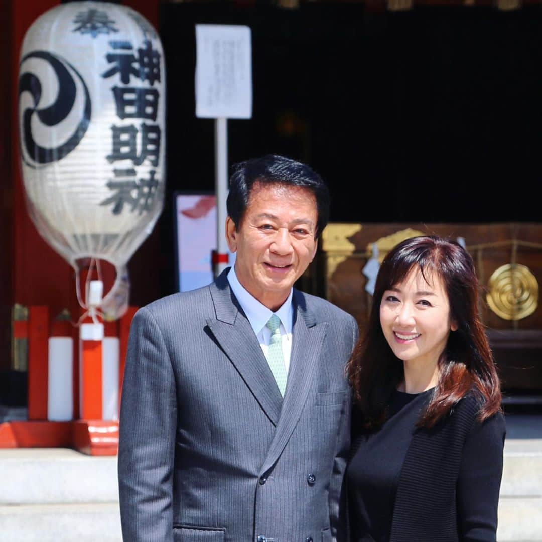 伍代夏子さんのインスタグラム写真 - (伍代夏子Instagram)「先日、江戸総鎮守・神田神社へお詣りに行ってきました⛩ 神田明神には、だいこく様、えびす様、平将門命が祀られています。 昔むかし…天災が続き、凶作や不漁、疫病の蔓延で人々が苦しんでいた時、荒廃していた社を再興し、祭礼を復活させ将門の首塚を供養したところ祟りは鎮められたと言います。 コロナや天災地変が早く終息しますように… 将門命によ〜くお願いして参りました🙏 #神田明神  #コロナ終息祈願 #天災復興祈願 #江戸っ子の総鎮守 #神田明神スチャラカチャン🎶 #甘酒が美味しい  #江戸味噌絶品 #おみくじ大吉✨  #杉良太郎 #伍代夏子」7月16日 21時36分 - natsuko_godai_official