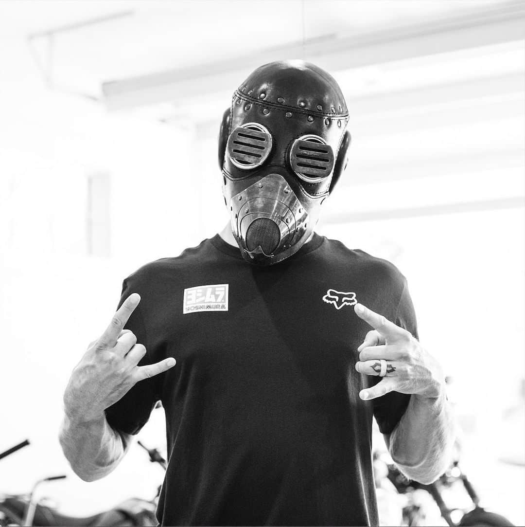 のインスタグラム：「My face mask is cooler than yours! @slipknot @sidthe3rd」