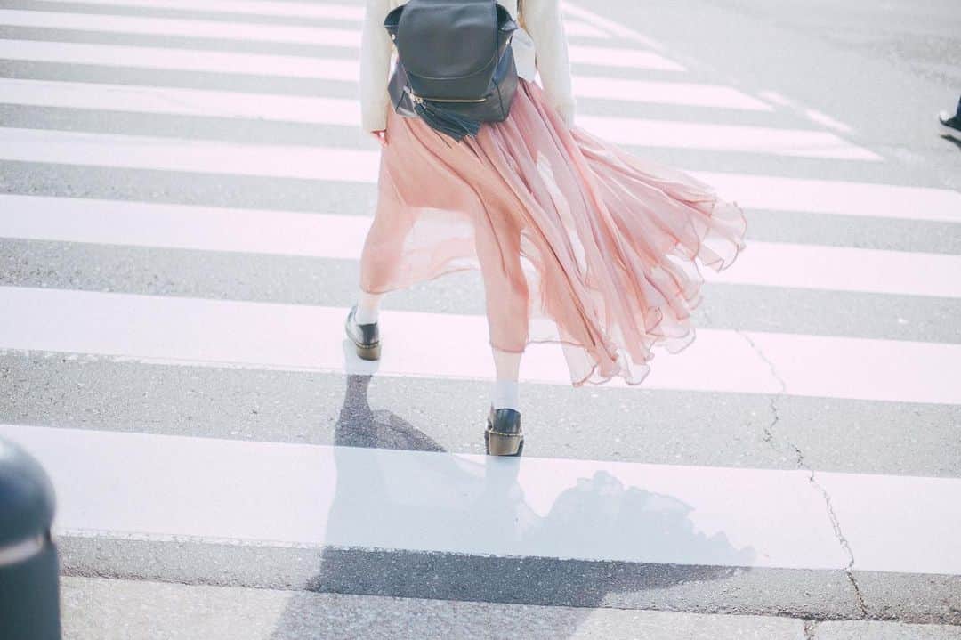 弘松菜摘のインスタグラム：「﻿ ﻿ ひらり、ふわり、﻿ ﻿ ﻿ #儚くて何処か愛おしい様な」