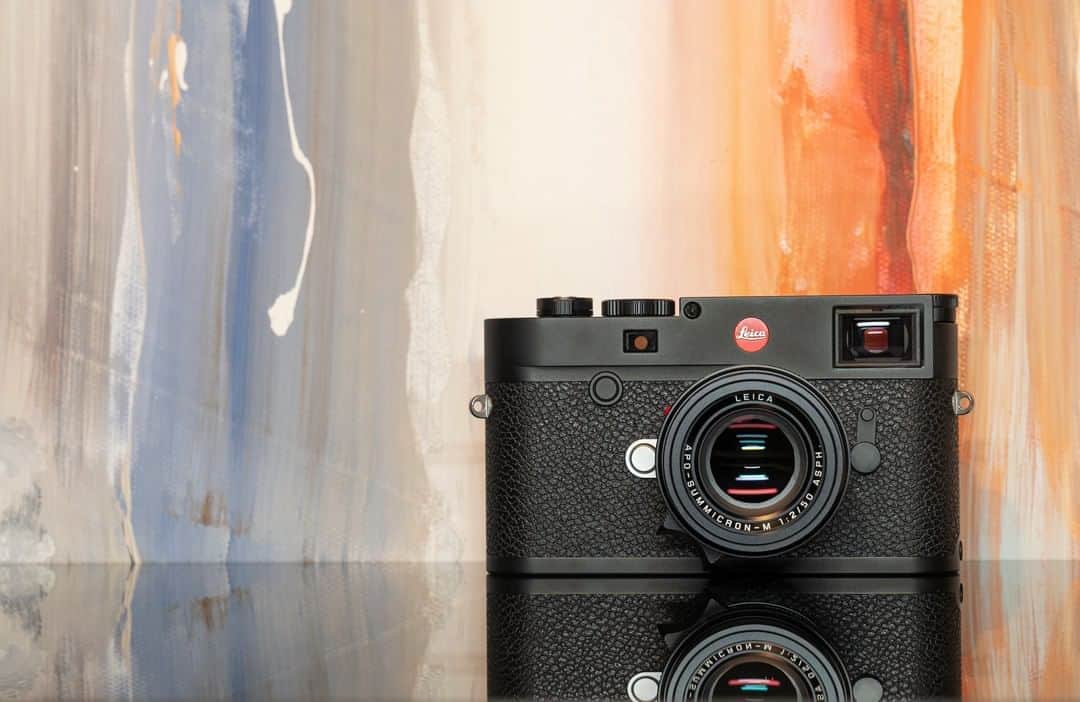 のインスタグラム：「Redefining image quality. The Leica M10-R with 40 Megapixel color sensor. Tap the link in our bio to learn everything about our new Leica M10 family member: https://bit.ly/3gK7wuu  #LeicaCamera #Leica #🔴📷 #LeicaM #LeicaM10R」