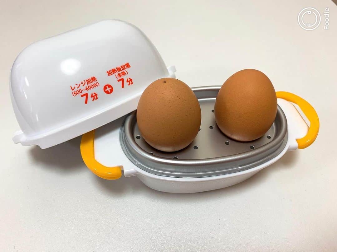 鳳翔大さんのインスタグラム写真 - (鳳翔大Instagram)「レンジでゆで卵＆半熟卵🥚  これレンジでお水入れて6分チンしたら半熟卵出来るんだよ✌️ これで毎日食べれる😏煮卵も作れるな。。  そして今日は事務所へ行ったので皆さんからの熱いメッセージを読みました✨✨ 宝塚の時の懐かしいお話を書いてくれたり、展示会での話や、応援メッセージ久々に読んで感動しました😭  本当にありがとう😊みんな大好きや😘 素敵なプレゼントもありがとうございました😊全部大切にします😆  これからは是非沢山書いて送ってね📩  ゆで卵機からのどさくさ紛れの感謝みたいになってるけど、このお礼が言いたくてゆで卵機付けた感じだからね🥚笑笑  #ファンは宝  #お手数ありがとう😊  #お菓子もありがとう  #プレゼントもありがとう🎁  #ゆで卵作ろう #半熟卵派」7月16日 21時52分 - dai_hosho_official