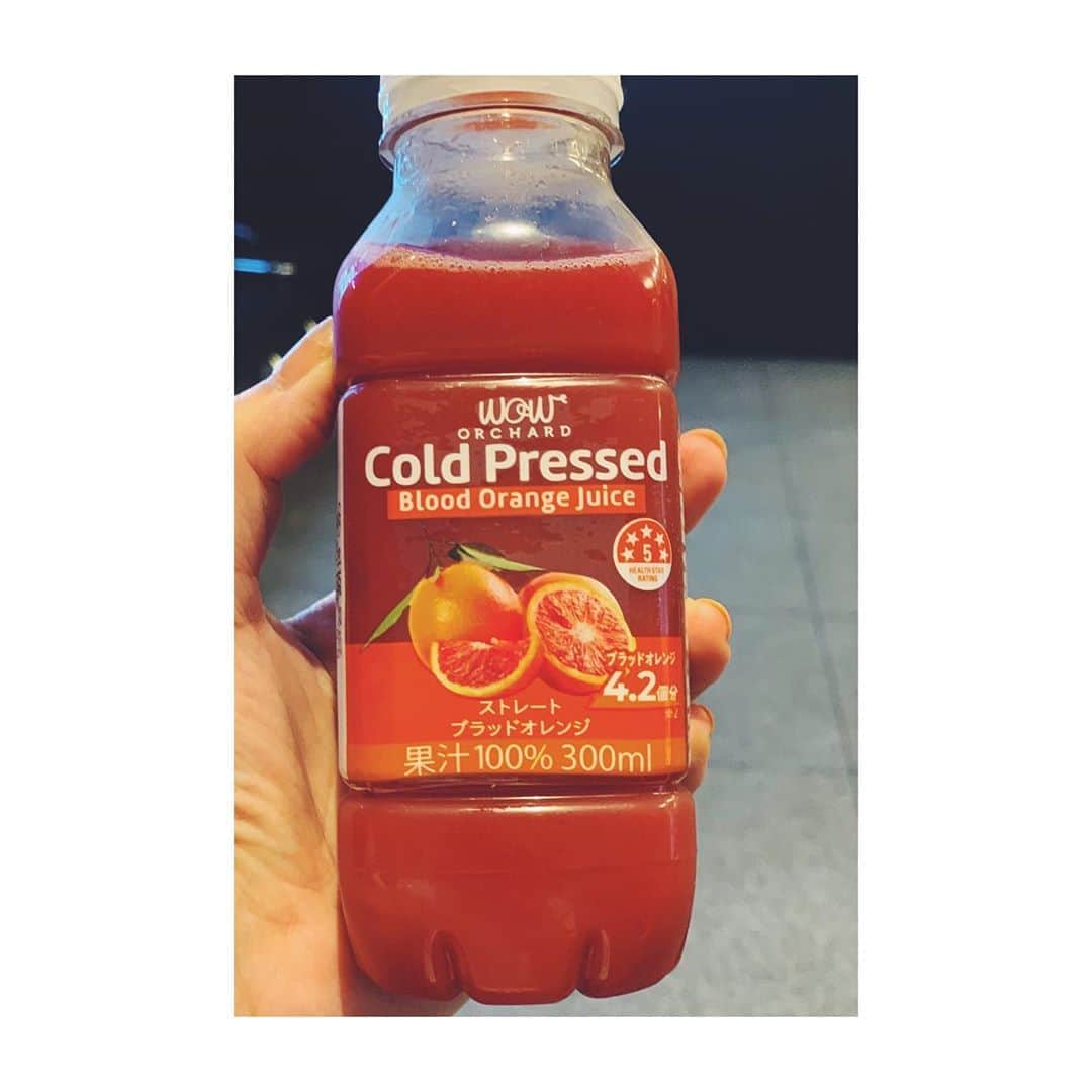 奥菜恵さんのインスタグラム写真 - (奥菜恵Instagram)「今日行きたかったのにな。のになのにな。@keitamaruyama さんの展示会行けなかったや。ブラッドオレンジ4.2個分？のジュースを買って気を紛らわしたさ。本日も1日お疲れ様でした。  #オレンジジュース #ブラッドオレンジ  #coldpressedjuice  #お疲れ様でした」7月16日 21時52分 - megumi_okina