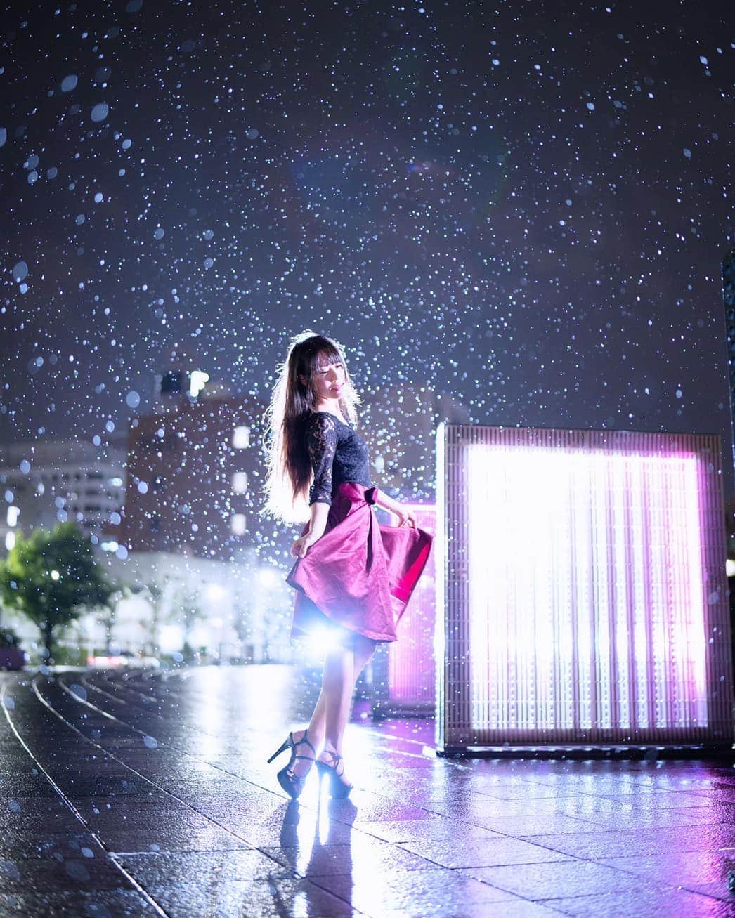 のインスタグラム：「* * 雨だって関係ないよ。  あなたに会いたい気持ちはいつだって * *  このピンクがすき！  そして、欅坂46さよなら。 だいすきです  #夜 #雨 #雨撮影 #ポートレート #カメラマン #モデル #光 #ストロビスト #横浜 #きらきら  #ドレス #splus_cameraclub  #かずさん写真部  #ピンク」