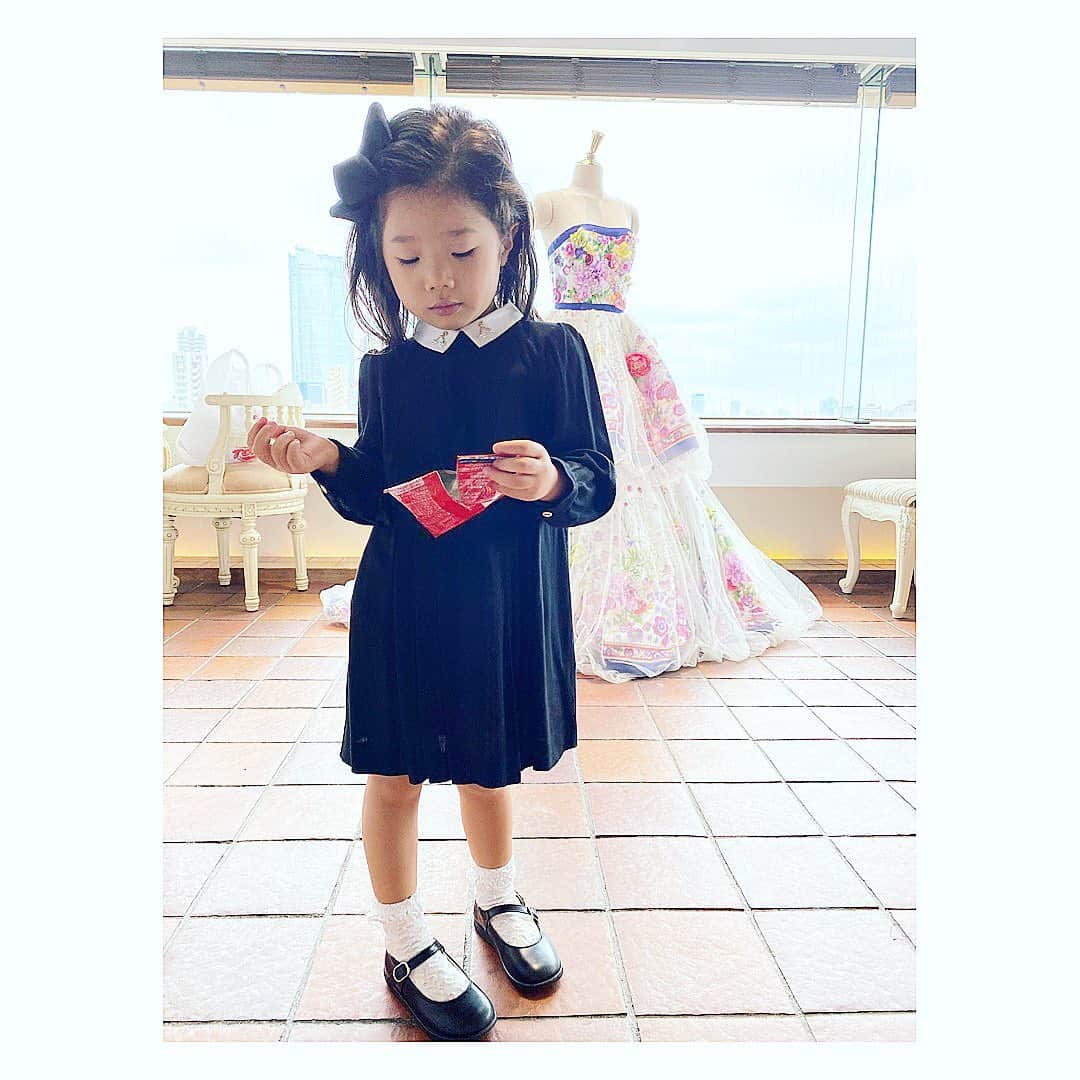 廣瀬規子のインスタグラム：「たまにはこーんな私にもなってみる😌🎀 ・ マミィのお友達の大好きな @hanyito ちゃんのブランド、 @thehany_official のおリボンが お気に入りだよ❤️ ・ これは、どれもLサイズ。 ベイビーの頃からおリボン大好きなんだぁ😊🎀 ・ 今日はモフモフの素敵なお友達 @otomochimofus ちゃんにも 初めましてで、、とっても楽しかったの😌 ・ 沢山お写真撮ってもらったから、また見てね😆💕 ・ ・ #3歳女の子 #thehany  #リボン #kidsfashion  #girlsfashion #fashionista  #たまにはこんな感じも #レディにしあがれ😎ってな感じ？ #手に持ってるのはおっととだけど #しかしこれは一瞬のこと #じっとしちゃいない #楽しい撮影 #気分はモデルさん #昨夜明日はモデルさんになるからよろしくねと話したら #モデルさんにはなりたくないのと #じゃあ何になりたいの？ #白雪姫🍎 #へ？ #モデルさんよりハードル高いねぇ #でもでもでも #なりたいんだもーん😤⚡️ #そ、そか、、😀 #今年のハロウィン🎃は白雪姫で決まりかな😅」