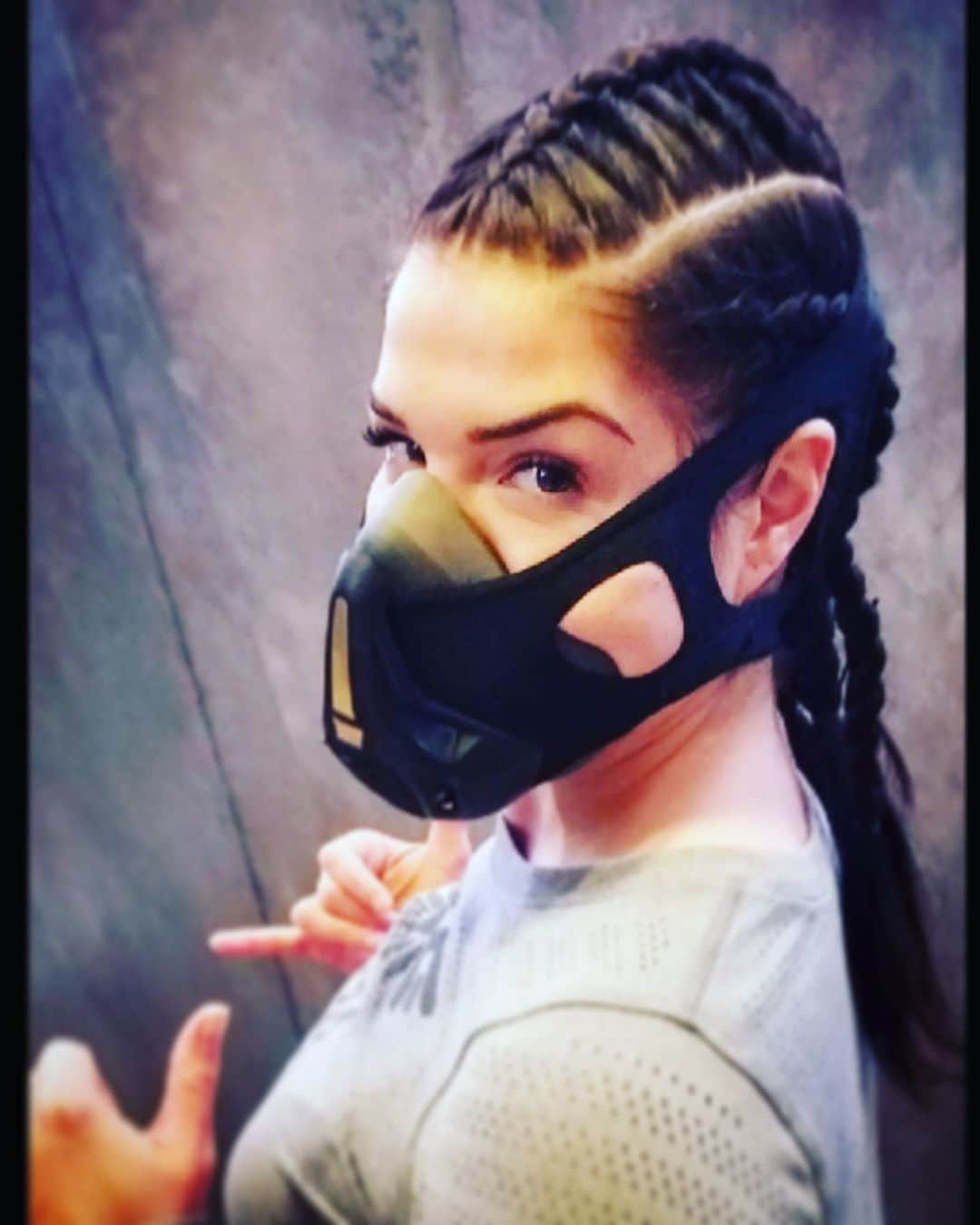 マリー・アヴゲロプロスさんのインスタグラム写真 - (マリー・アヴゲロプロスInstagram)「BTS on #the100 when Octavia wore a mask . Marie does too ! Mask up and protect yourselves and others my friends. Yup, just referred to myself in the third person . #wearamask #masks #duh」7月16日 21時57分 - marieavgeropoulos