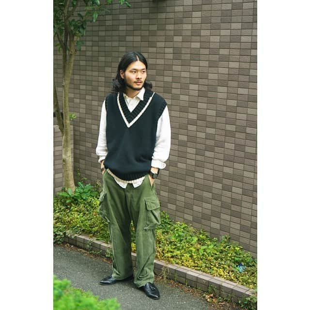 KUROのインスタグラム：「KURO×Unfowld　ー現代の日常着の再定義ー  「本物を着る。文化を着る。」をコンセプトに, パリファッションウィークにて毎シーズンコレクションを発表している With the concept of "wearing genuine clothes. Wearing culture." Presenting each season's collection at Paris Fashion Week @kurodenim  デニムを中心としたベーシックなプロダクトを、 学生クリエイティブチーム @Unfowld が提案します。 The Student Creative Team Unfowld proposes basic products focusing on denim.   ------------------------------------------   オリジナルのヴィンテージ風コットンニット素材を使用したVネックベスト。 5Gとローゲージで粗めのニットながら、3本撚りの糸をざっくりと編むことで肌離れの良い素材感に。 形はオーバーサイズのゆったりとしたシルエットで、プレッピー感を抑えたファッション感度の高いベストとなっています。  V-neck vest using the original vintage-style cotton knit material.  The 5G low-gauge knit is roughly knitted with three-twisted threads to create a texture that feels good on the skin. The silhouette is oversized. It is an item with high fashion sensitivity that suppresses the feeling of preppy.   ー5G Knit V Neck Vest /black ー  Size... 1 Model... @piiii_iiroto （175cm / 60kg） Photo... @tsukeyakiba_」