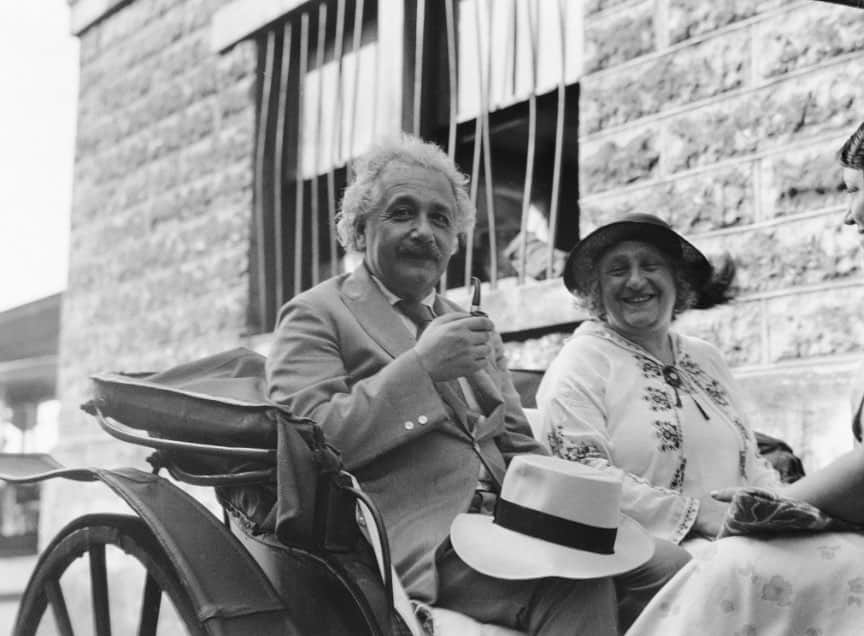 アルベルト・アインシュタインさんのインスタグラム写真 - (アルベルト・アインシュタインInstagram)「#ThrowbackThursday: Einstein and his wife Elsa take a carriage ride during a visit to California in 1931.」7月16日 22時01分 - alberteinstein