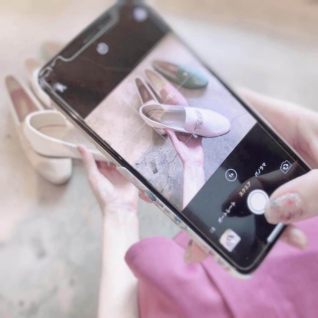 菊池かなこのインスタグラム：「. お世話になっている @vivian_collection_official のショールームで 秋靴見てきました👠 . もう❔と思ったけど もう2ヶ月後は秋靴履く季節..🍁 . 秋靴も可愛い😻 Vカットや #チャンキーヒール が多くて 足袋のデザインのブーツも登場してました👢 安定してて履きやすいのたくさん🎶 . . . ୨୧┈┈┈┈┈┈┈┈┈┈┈┈┈┈┈┈┈୨୧ #viviancollection#vivianコーデ #vivian公認アンバサダー #足袋バレエ#足袋ブーツ#フラットパンプス」