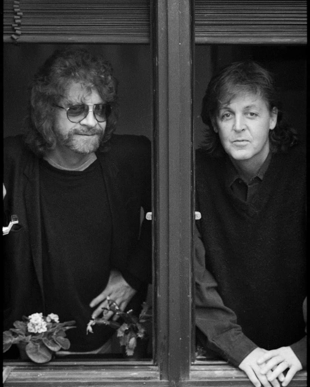 ポール・マッカートニーさんのインスタグラム写真 - (ポール・マッカートニーInstagram)「Jeff Lynne and Paul at The Mill. Sussex, 1995. As featured in the #FlamingPie album artwork.   'Flaming Pie', the next slice of the Paul McCartney Archive Collection, will be reissued on 31st July. #ThrowbackThursday #TBT」7月16日 22時06分 - paulmccartney
