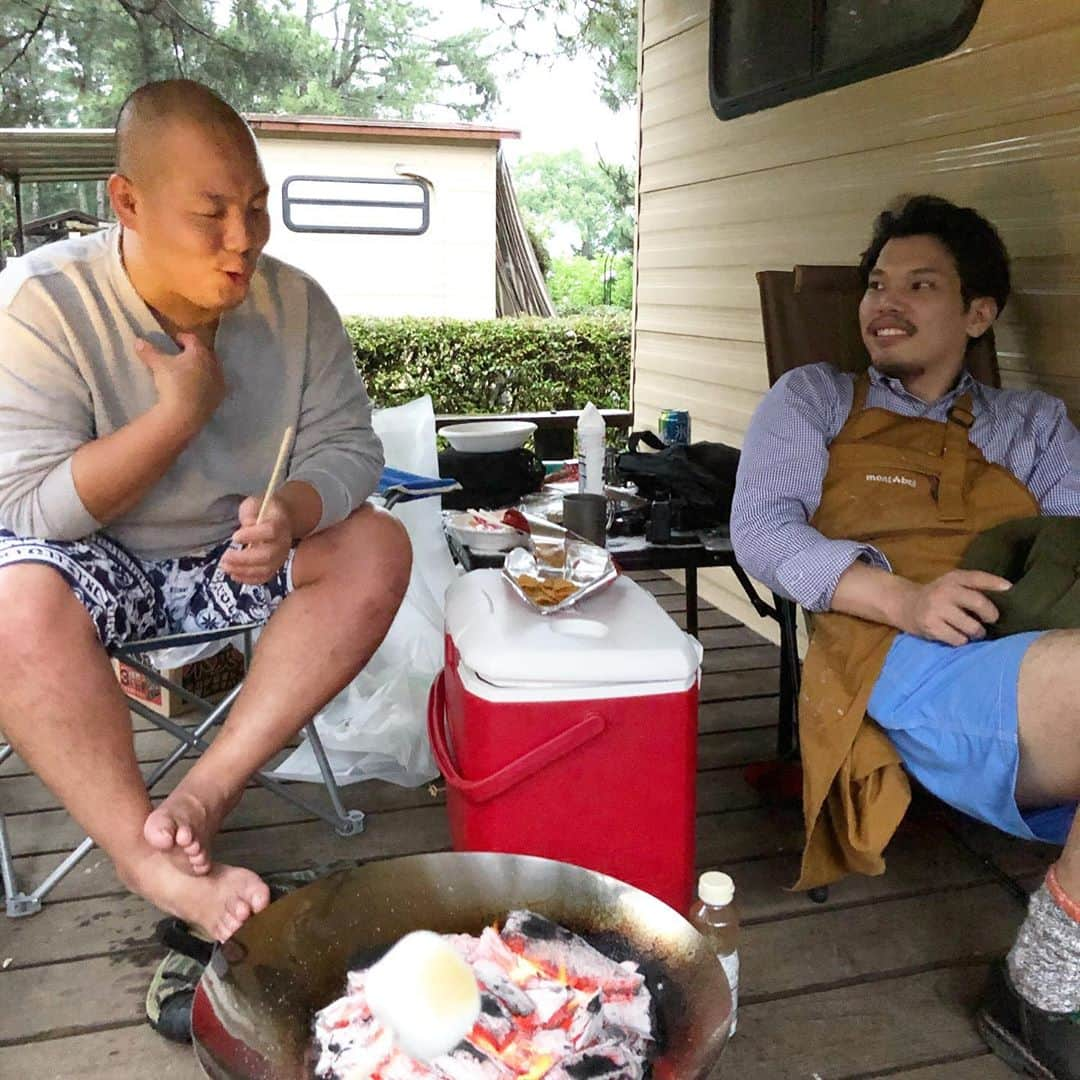 古田敬一さんのインスタグラム写真 - (古田敬一Instagram)「先日、澤下さんにキャンプへ連れて行って頂きました！  生憎の雨でしたが、幼少期振りのキャンプは最高に楽しかったです！  最後の写真は、食べようしていたマシュマロが実は自分の尻子玉だと告げられた時の赤ちゃん化した鬼舞辻無惨です  #きみどり古田 #芸人 #よしもと #キャンプ #滋賀県 #滋賀県出身 #琵琶湖 #マイアミ浜オートキャンプ場  #pendleton  #bayside  #birdwell  #sandalman #oldsurf #heavyduty  #恐ろしくサラリと着こなしたウールシャツ #古田よ遂にウールシャツをここまでサラリと着こなしたか #拝んでは羽織り拝んでは羽織りを繰り返し行き着いた菩薩の羽織り #食べようしていたマシュマロが実は自分の尻子玉だと告げられた時の赤ちゃん化した鬼舞辻無惨 #ワンピース #ハンターハンター #鬼滅の刃」7月16日 22時06分 - keiichi_furuta0721