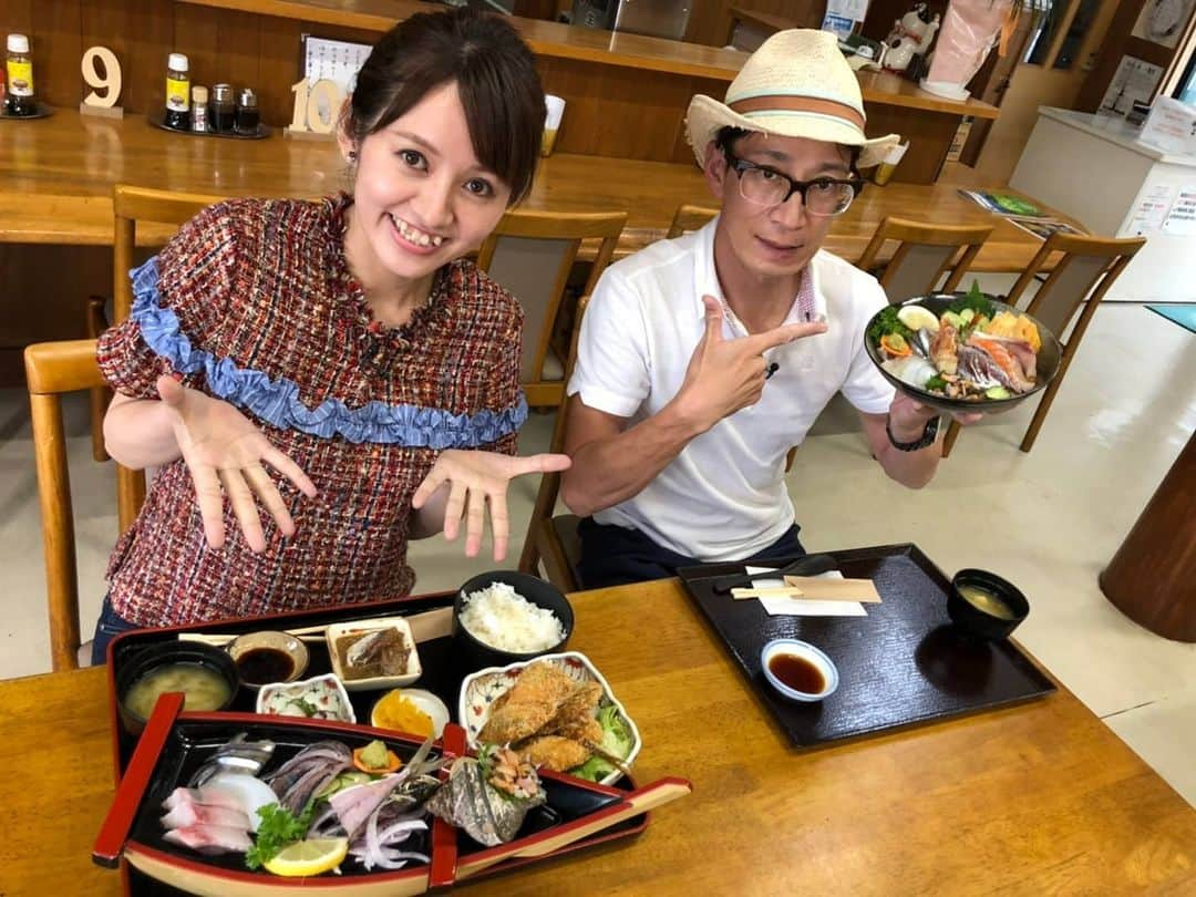 岩野理沙さんのインスタグラム写真 - (岩野理沙Instagram)「お、お、美味しかった😋♥️  さいきっちplusαのロケで お邪魔した 市場食堂　日保丸さん🐟️  日保丸定食と海鮮丼を いただきました😋♥️  日保丸定食がなんと船盛+ あじフライ+りゅうきゅう までついて 1500円！  海鮮丼は、10種類くらいのっていてご飯みえません！　 1300円です⭐😗  このボリュームで、お得すぎます！🥰🥰🥰  大大満足でした！ ご馳走さまでした🤗✨  #市場食堂　#日保丸　#日保丸定食 　　　　  #海鮮丼　#ロケ　#佐伯　#大分　#ボリューム　#お得　#佐伯グルメ　　  #米水津　#ドライブ　#グルメ」7月16日 22時07分 - risaiwano