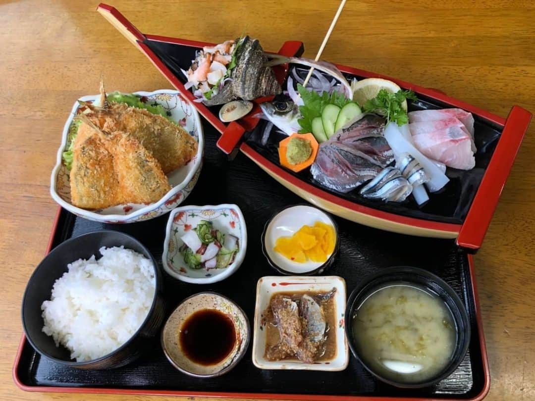 岩野理沙さんのインスタグラム写真 - (岩野理沙Instagram)「お、お、美味しかった😋♥️  さいきっちplusαのロケで お邪魔した 市場食堂　日保丸さん🐟️  日保丸定食と海鮮丼を いただきました😋♥️  日保丸定食がなんと船盛+ あじフライ+りゅうきゅう までついて 1500円！  海鮮丼は、10種類くらいのっていてご飯みえません！　 1300円です⭐😗  このボリュームで、お得すぎます！🥰🥰🥰  大大満足でした！ ご馳走さまでした🤗✨  #市場食堂　#日保丸　#日保丸定食 　　　　  #海鮮丼　#ロケ　#佐伯　#大分　#ボリューム　#お得　#佐伯グルメ　　  #米水津　#ドライブ　#グルメ」7月16日 22時07分 - risaiwano