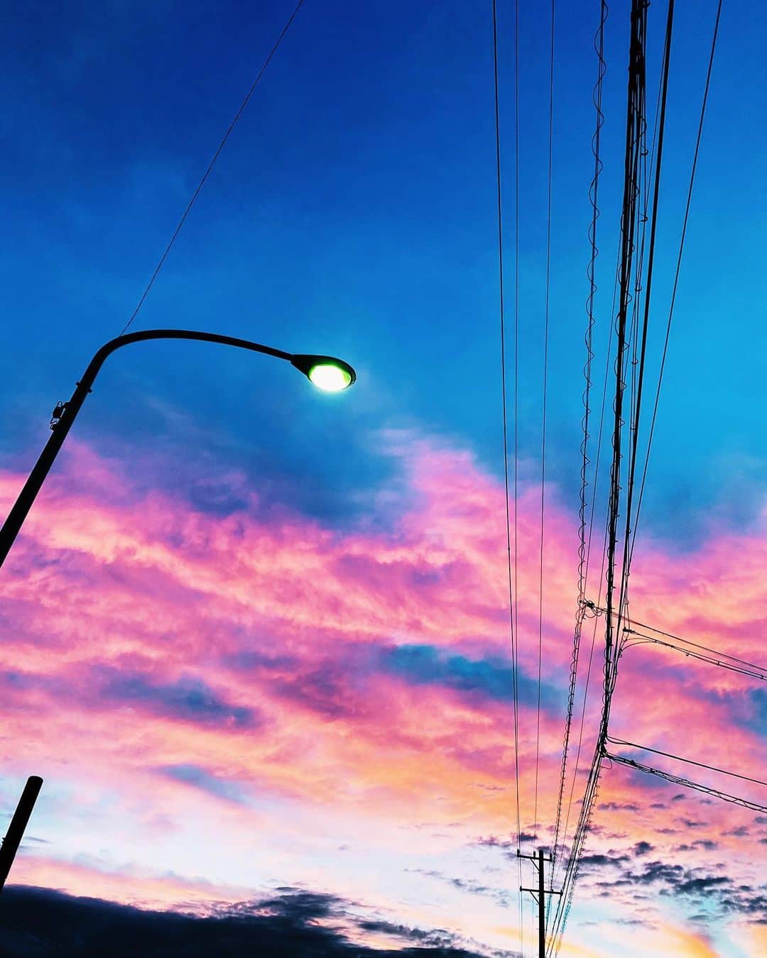 のインスタグラム：「今日の夕日はpinkだった☁️ あぁみんなに会いたいなぁ〜〜」