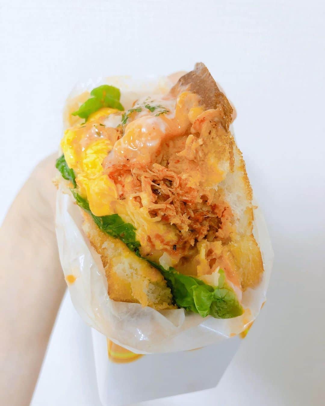 今吉めぐみさんのインスタグラム写真 - (今吉めぐみInstagram)「#takeout﻿ ﻿ ﻿ 渋谷にできた﻿ エッグトースト﻿ @tegg42.sibuya  の二号店﻿ @tegg42.dougenzaka  ﻿ でテイクアウト🥡🍞﻿ ﻿ とりあえず﻿ 店員さんがすごく親切だった🥺✨﻿ ﻿ スパイシーチキンをチョイス🇰🇷﻿ 下の方まで卵がたっぷり入ってて﻿ ボリュームあるし﻿ 下の方食べる頃にはパンがしんなり🍞﻿ でも柔くなったパンに卵が染みて﻿ すごく美味でした❤️﻿ ﻿ 一つですごくお腹いっぱいになるよ〜✨﻿ ﻿ ﻿ tegg42道玄坂店﻿ 📮東京都渋谷区道玄坂2ー16ー3﻿ キャッツビル1階﻿ ﻿ ☎️03-6416-4642﻿ ﻿ ﻿ ﻿ #tegg42 #eggtoast #渋谷テイクアウト #渋谷グルメ #エッグトースト」7月16日 22時26分 - megu813