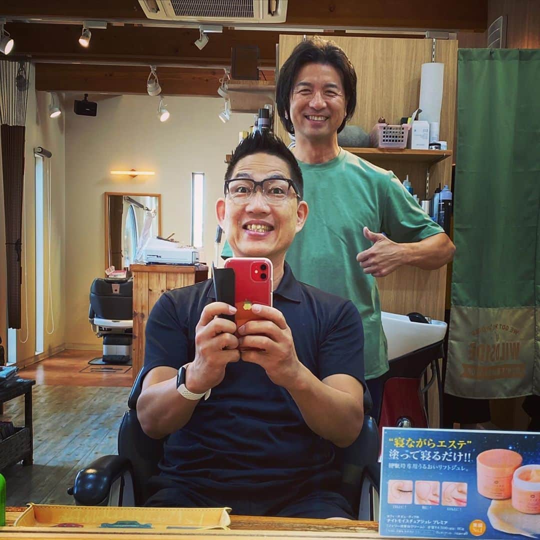 ピエール北川さんのインスタグラム写真 - (ピエール北川Instagram)「✌️ 今日、 やっといつもの髪型に戻りました（笑）  鈴鹿サーキットのほんとすぐそばで、 いつも僕のヘアカットをしてくれる中西オーナー  鈴鹿でのレース前のルーティンは、 ココで髪型を整えること。 それが、仕事へむけ 「スイッチ」 を入れることになるわけ。  でも、コロナ禍のせいで、鈴鹿サーキットの仕事は全く無くなってしまったし、最近まで県を跨ぐことに躊躇いもあったので、地元名古屋で別のお店を探してカットしてもらってました。  昨日は電話予約する時に、名古屋からお店へ行っても良いか尋ねてから予約して、5ヶ月ぶり？くらいの訪問。 明日から鈴鹿サーキットの仕事じゃないのにね（笑）  やっぱり長年僕の頭を任せてるオーナーだから、安心して何もリクエスト言わなくても、いつもの髪型が完成👍 これで明日から行くSUPERGT開幕戦へ向けて、スイッチ入ったね😊  サトシ君、今日もありがとう‼️」7月16日 22時19分 - pierrekitagawa