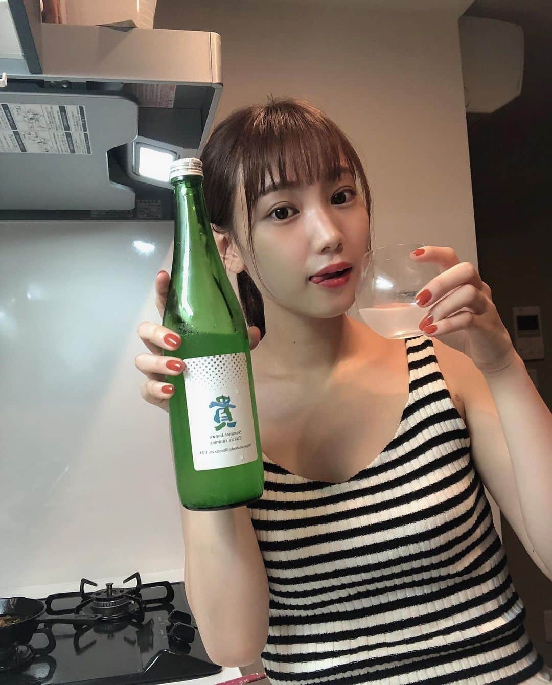 高野祐衣さんのインスタグラム写真 - (高野祐衣Instagram)「夏にぴったりな、﻿ 『貴 スパークリング』🍹🌺﻿ ﻿ ﻿ 二次発酵による炭酸ガスで、﻿ とにかく飲みやすさ！！﻿ アルコール度数14%なので、﻿ 度数的もそうだけど清涼感がすごくて﻿ 日本酒なのにグラスでゴクゴクいけちゃう！（私は）﻿ ﻿ ナチュラルな甘味ですっきり！﻿ 果実感とお米の旨味を兼ね備えて﻿ バランスが良い！﻿ これからの暑い時期に、﻿ グラスで飲みたい日本酒です❣️﻿ 昼からいける、これ！（笑）﻿ ﻿ ﻿ ﻿ ﻿ #貴 #山口県 #永山本家酒造﻿ #特別純米 #summerknows #夏の思い出﻿ #純米本生 #生酒﻿ #sake #japanesesake﻿ #おうち日本酒 #おうち飲み﻿ #ゆいぽんしゅ」7月16日 22時19分 - yuipooon12_06