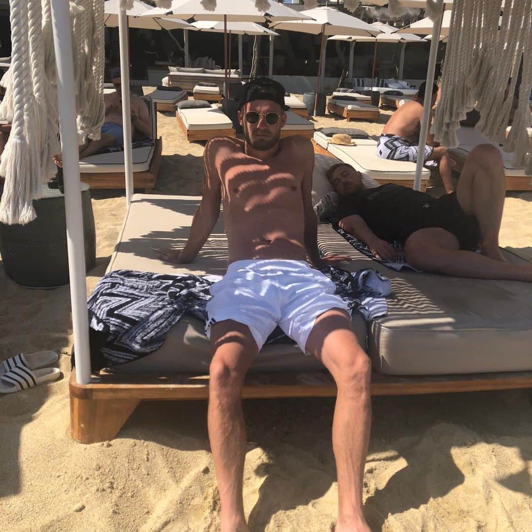 のインスタグラム：「Schlaf einfach weiter Nermin 😂」