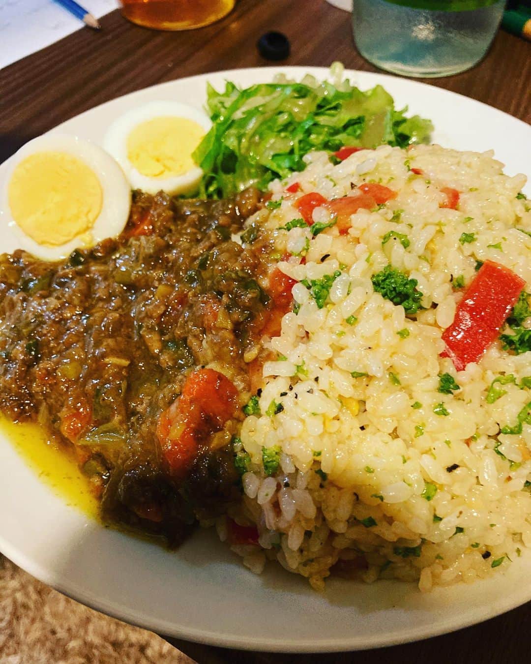 畠中悠のインスタグラム：「ナミダバシ太朗が作ってくれたカレー。 料理得意風のやつが見た目だけそれっぽく作ったと思わせられたが最後。美味しさに驚きを禁じ得ない出来！ #ナミダバシ太朗 #カレー #カフェ飯っぽいカレーとか言ってた #パセリをご飯に混ぜ込んでた #トマトも #キーマ」