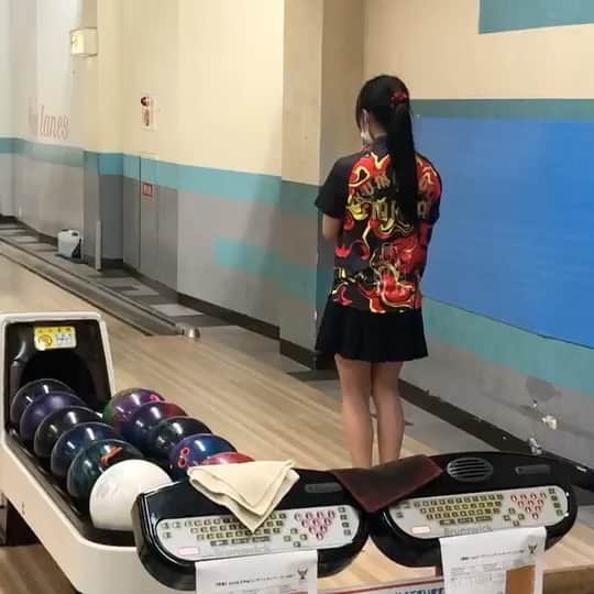 のインスタグラム：「ストライク〜🎳✨🌈 . . 最近投球動画あげてないよねって言われたのでこの前の大会の３つ🐻✨ 左右コンディションが違ったので ★右のレーンは５枚外？ ★左のレーンは１０枚目？ らへんをねらって投げました🥰 . . ボールは #ディーバスタイル 💕 ( #サンブリッジ #DV8 ) . . 18.19にチャレンジ予定のオレンジボウルさんもめちゃ今月のデイリーコンディション難しくてみんな４ゲームで６の字らしいから頑張ってくる〜😳🔥🔥 . . なに投げようかなぁ〜🙃🙃🙃 . . #みいの投球フォーム #ボウリング #bowling #볼링 #🎳 #日々の出会いに感謝 #バクステ外神田一丁目 #熊本美和 #miwakumamoto  #アイドル #idol #일본 #아이돌 #アイドルボウラー #Pリーガー #プロボウラーになりたい #japanesegirl #followme #大会 #立川 #立川スターレーン #スポコン #radical #ユニフォーム #スポーツ女子 #ポニーテール #すきぴ」