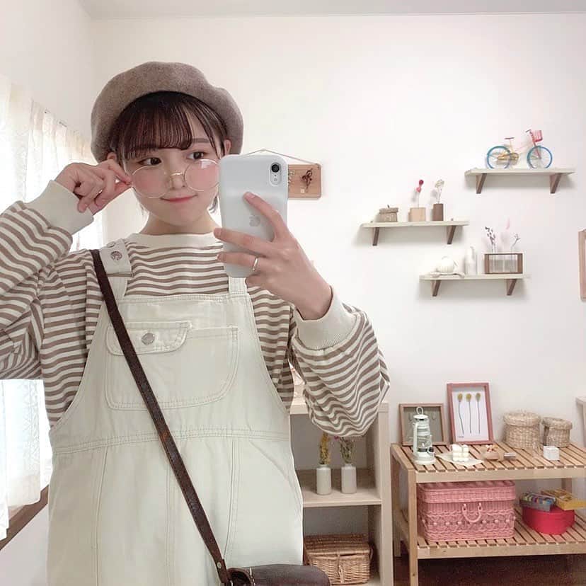 みさねのインスタグラム：「最近寒くない？👃🏻💦 ㅤ 長袖きとるよ〜う ㅤ #梅雨コーデ #サロペット #ボブアレンジ」