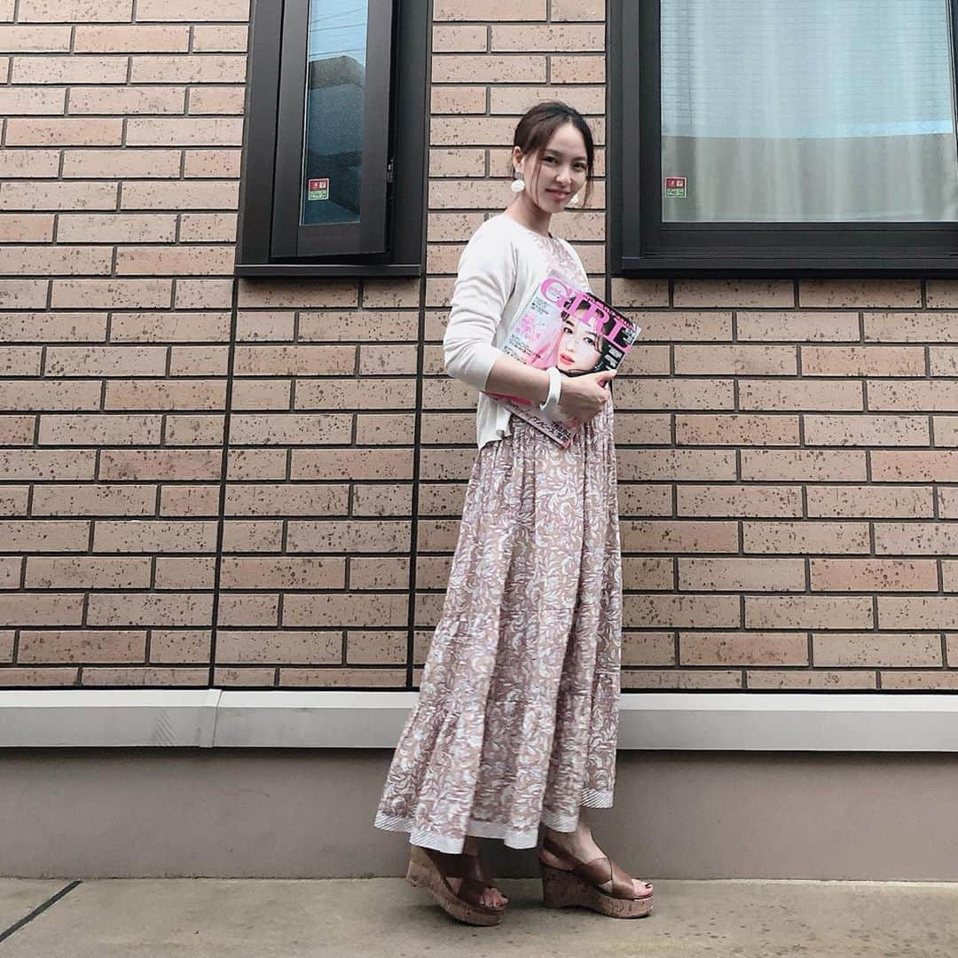 lily112988さんのインスタグラム写真 - (lily112988Instagram)「: #outfit . . 展示会行った日 帰りに本屋さんへ📚 . イメージモデルをしている @lefua.closet が @andgirl_jp に掲載🤍 嬉しくて発売日に買いました🤗🤍 . 今 @lefua.closet では 掲載記念の🎁企画してるので ぜひ参加してね🤗🤍 . キャプションのどこかに 【  and @lefua.closet 】 【  #andレフジョ 】 を記載して 写真に @lefua.closet を タグ付けするだけ🏷 是非参加してみてね~✌('ω'✌) . . one-piece @lefua.closet #レフアコットンリーフドレス  cardigan @gu_for_all_ #uvカットウォッシャブルvネックカーディガン : : : #lefuacloset #レフアクローゼット #拡がれレフア #レフジョ #ママコーデ #ママモデル #今日のコーデ #大人カジュアル #大人可愛い #cocoromii #サロモ #サロンモデル #夏コーデ #locari #大人コーデ #アラサーコーデ #30代コーデ #ロカリ #アラサーコーデ #きれいめカジュアル #andgirl #アンドガール #ワンピース #ワンピースコーデ #ヒルナンデス #レフナンデス」7月16日 22時28分 - lily112988