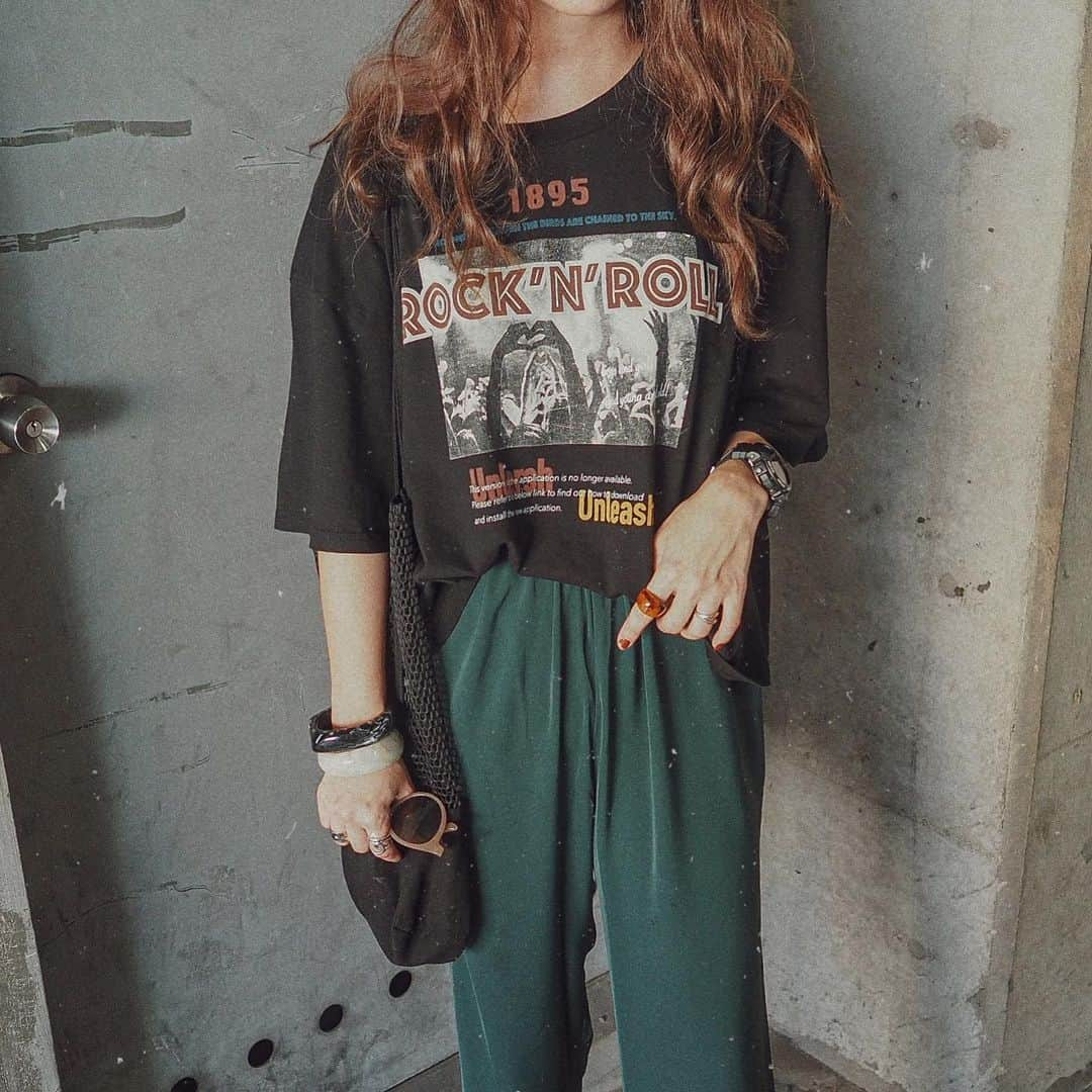 natsupoo0315さんのインスタグラム写真 - (natsupoo0315Instagram)「・ ROCK🎸× GREEN 🤤🤤❤️❤ ・ ・ tee @muure.tokyo  ────────────────────── #ロックt#ロックtシャツ#グリーンパンツ#コーデ#ママコーデ#ママファッション#大人カジュアル#カジュアル#お洒落さんと繋がりたい#お洒落な人と繋がりたい#ママリ#ootd#mamagirl#mineby3mootd #fashion#locari#mamafashion#likeforlikes#instafashion#instagood#instalike」7月16日 22時39分 - natsupoo