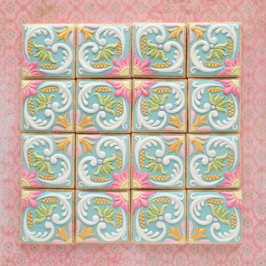 KUNIKAさんのインスタグラム写真 - (KUNIKAInstagram)「Tropical tile cookies 🌷⛲️🦜🌤🌼﻿ ﻿ このタイルクッキー好きすぎて4枚目の投稿。﻿ これが最後です☺️﻿ ﻿ #artofkunika」7月16日 22時41分 - _kunika_