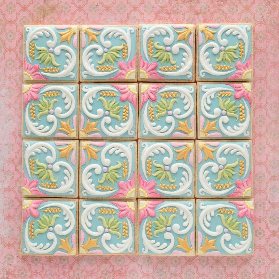 KUNIKAのインスタグラム：「Tropical tile cookies 🌷⛲️🦜🌤🌼﻿ ﻿ このタイルクッキー好きすぎて4枚目の投稿。﻿ これが最後です☺️﻿ ﻿ #artofkunika」