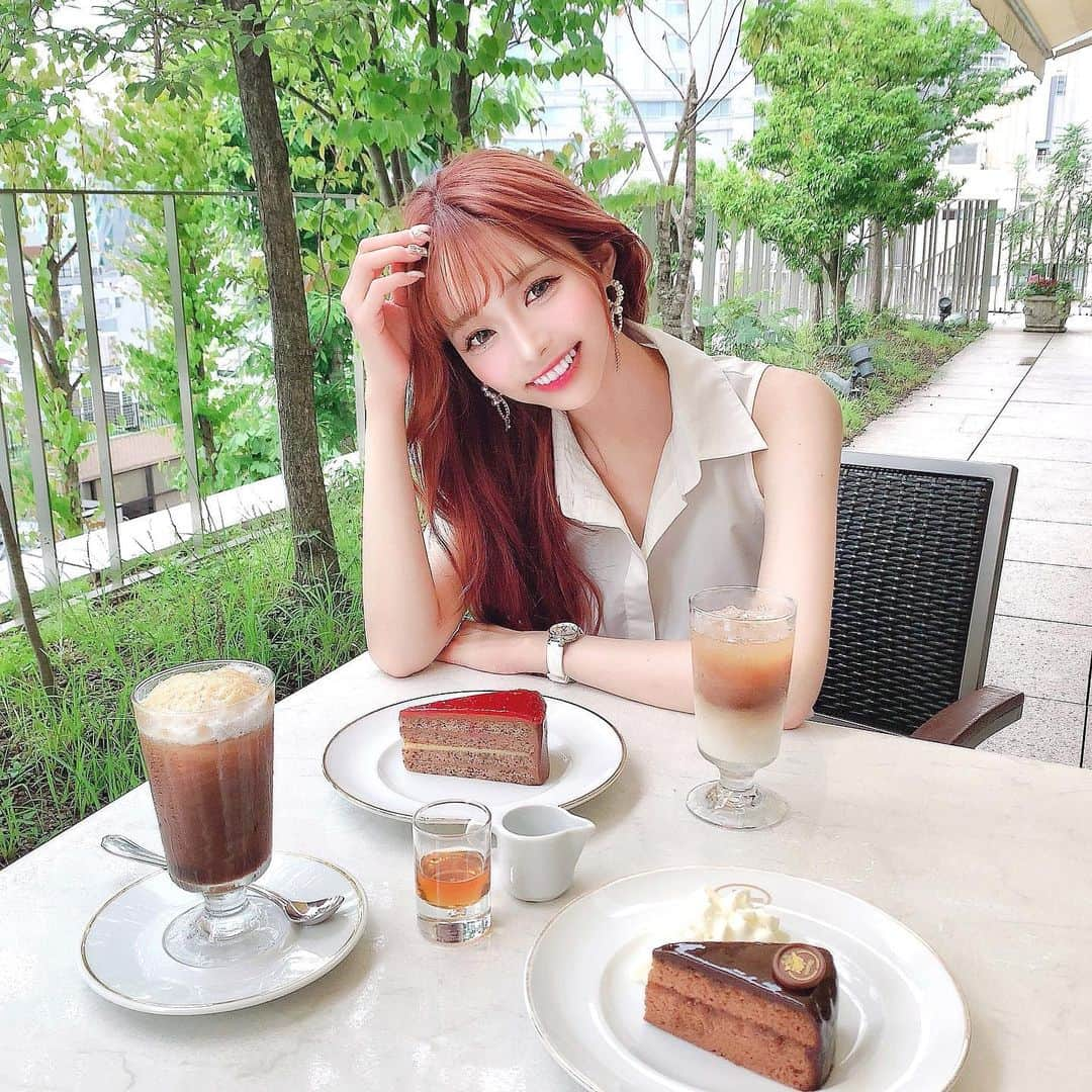 あやちゃんさんのインスタグラム写真 - (あやちゃんInstagram)「表参道のおすすめカフェ☕️☁️ テラス席もいいけど中もオシャレ🤍 ザッハトルテが有名みたいだけど 違うのにしちゃった🤣 私はラズベリーのがオススメ❤️ 表参道B2出口から近いよ✨ 晴れた日はテラス席に行ってみて☀️ #cafelandtmann #landtmann  #カフェラントマン #表参道カフェ #表参道ランチ #表参道グルメ  #明治神宮前カフェ #渋谷カフェ  #ザッハトルテ #ケーキ #カフェラテ #カジュアルコーデ #オフィスカジュアル #シャツコーデ #テラス席」7月16日 22時44分 - aya.you.love.r