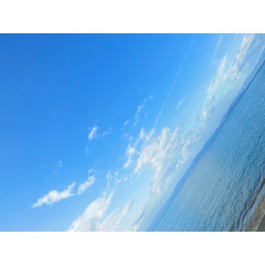 春名真依さんのインスタグラム写真 - (春名真依Instagram)「＊ 大好きな青🌹 今日は晴れてて青い空が見えました☺️ いつまでも大好きな人です！ #まいんすたぐらむ #たこやきレインボー #たこ虹 #春名真依 #まいまい #青」7月16日 22時45分 - harunamai_official