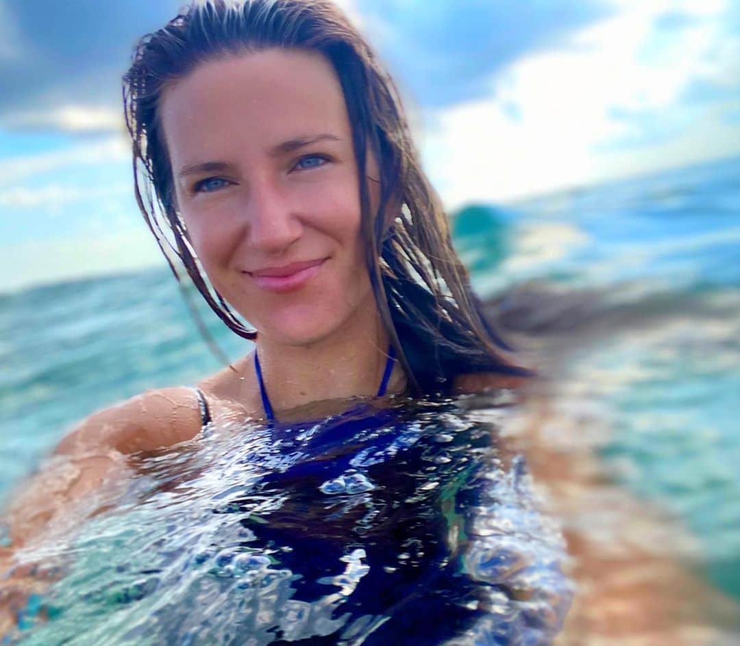 ビクトリア・アザレンカのインスタグラム：「🌊 ☀️」