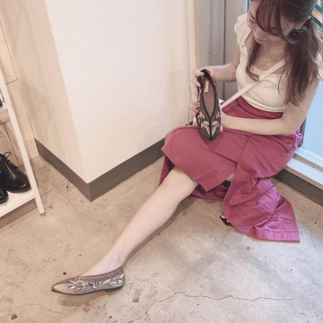 菊池かなこのインスタグラム：「. . @vivian_collection_official  秋靴👠 トレンドになりそうな #チャイナシューズ が可愛かった🇨🇳🤍 ルームシューズとしても良いねって話してました . スカートは @grl_official #grl #グレイル . #viviancollection#vivian公式アンバサダー #中国ファッション#秋靴#秋靴コーデ #フラットシューズ#ぺたんこシューズ」