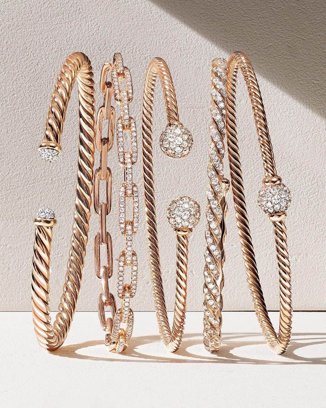 デビッドヤーマンのインスタグラム：「The sun never sets on sparkle. Take your look from day to night with bold rings and delicate bracelets adorned with pavé diamonds. #DavidYurman #DYRoadTrip」