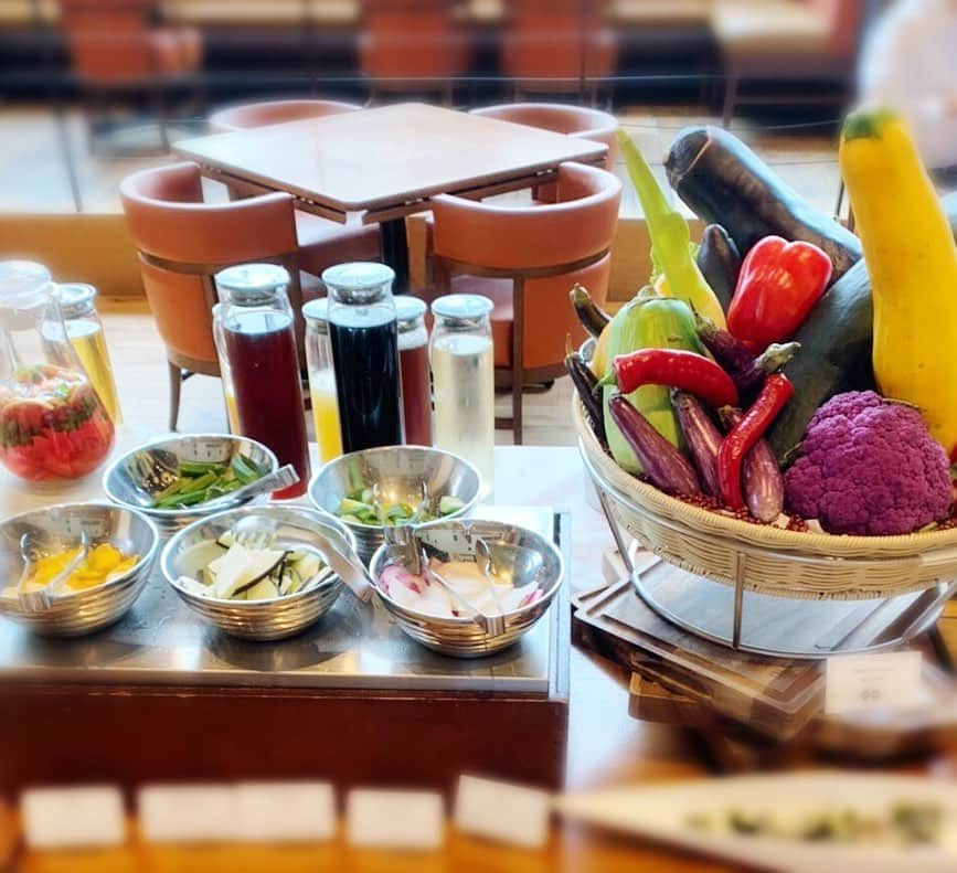 GRANADA SUITE（グラナダスィート福岡）さんのインスタグラム写真 - (GRANADA SUITE（グラナダスィート福岡）Instagram)「.  New topics!  本日、7月16日(木)9:50〜  テレビ西日本「ももち浜ストア」 の「ももちタイムズ」  にon A TABLEが、出演しました!  取り上げていただいたのは… 昨日7/15から再開しました 【ランチブッフェ】です。  放映では一部の紹介になりましたが、 今回ランチブッフェの再開にあたり、 感染対策を強化致しました。  スワイプ3.4枚目に加え下記を実施し、 ご安心してご利用いただけるよう ご準備をして臨んでおります。  ＊入り口でコースorブッフェの希望を伺い、 お席を分けご案内致します。  ＊コースのお客様と、ブッフェのお客様が お隣になる事はございません。  ＊ブッフェ台へは、マスクと両手袋着用いただき、前の方と間隔をあけていただくようお声かけ致します。  また30分に1回のトング交換や、1時間毎の換気、アルコール消毒を徹底しています。  安全、安心にお楽しみいただくための コロナウイルス対策はスワイプ3.4枚目👆です  皆様のお越しを心よりお待ちしております。  GRANADA SUITE  on A TABLE  #ランチ #ランチブッフェ #ランチビュッフェ  #福岡ランチ巡り  #ももち浜ストア  #美味しいお肉が食べたい #肉の日 #肉寿司 #肉好き #肉バル #肉スタグラム #にくすたぐらむ #お肉大好き #ステーキハウス #中洲川端 #中洲川端グルメ #博多ディナー #天神女子会 #granadasuite #グラナダスィート福岡 #onatable #オンアターブル #オンラカフェ #福岡カフェ #福岡グルメ #博多カフェ #福岡レストラン」7月16日 22時55分 - granadasuite_onatable