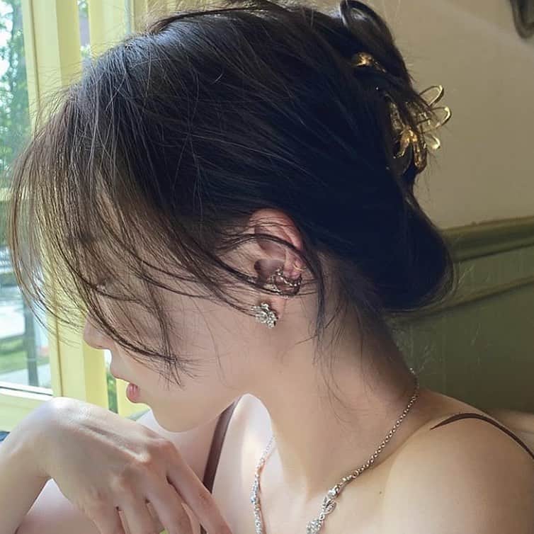 原涼香のインスタグラム：「韓国でも流行ってるバンスクリップアレンジ やるならおくれ毛は必須💯🤍」