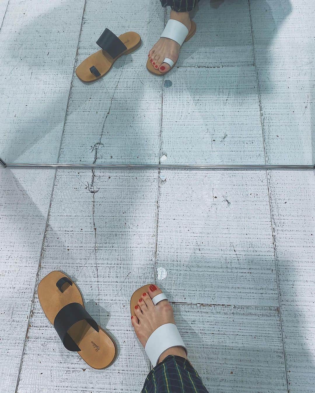 福地夏未のインスタグラム：「⭐️ かわいいものはどんどん紹介していく♡  この前載せたeditionのサンダルを 実際にお店まで買いに来てくれたり、 すごいうれしかったっ！！ ありがとうございます🥝！ _ #edition_jp #sandals #original #famous」
