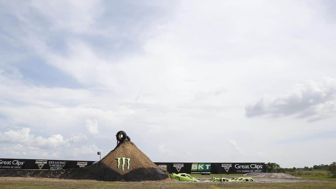 モンスターエナジーさんのインスタグラム写真 - (モンスターエナジーInstagram)「6 drivers, 7 epic, record-breaking stunts! 😳 Swipe to see @toddleduc’s MASSIVE ramp, #MonsterMountain, on which he’ll be attempting the world’s first double forward momentum backflip in a monster truck. ⠀⠀⠀⠀⠀⠀ ‘@MonsterJam Breaking World Records’ airs on @Discovery Channel Saturday Aug 8th 8/7c. ⠀⠀⠀⠀⠀⠀ #MonsterJam #MonsterTruck #Motorsports #WorldRecord #MonsterEnergy」7月16日 23時14分 - monsterenergy